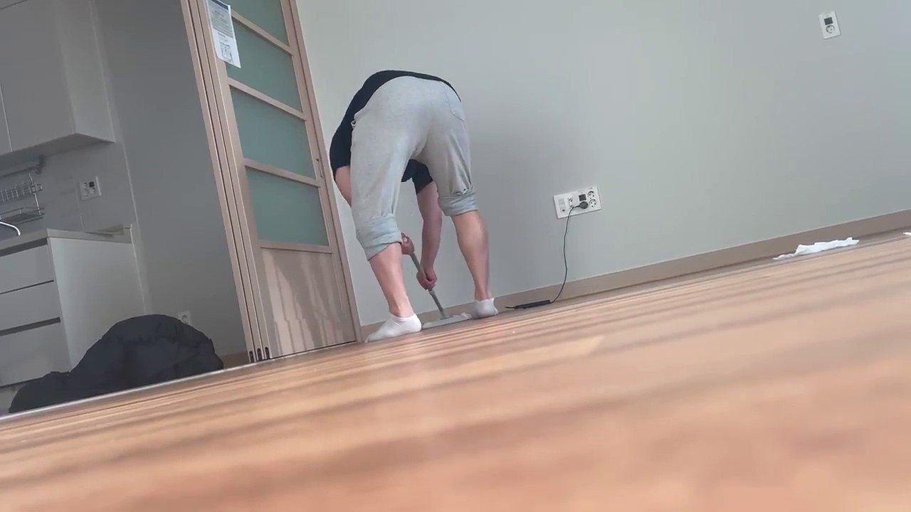 입주청소로 바닥을 물걸레질하는 모습