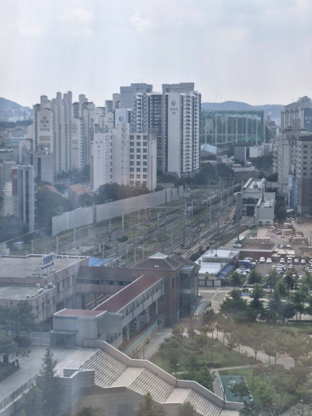 집 베란다에서 보이는 지하철역 전경